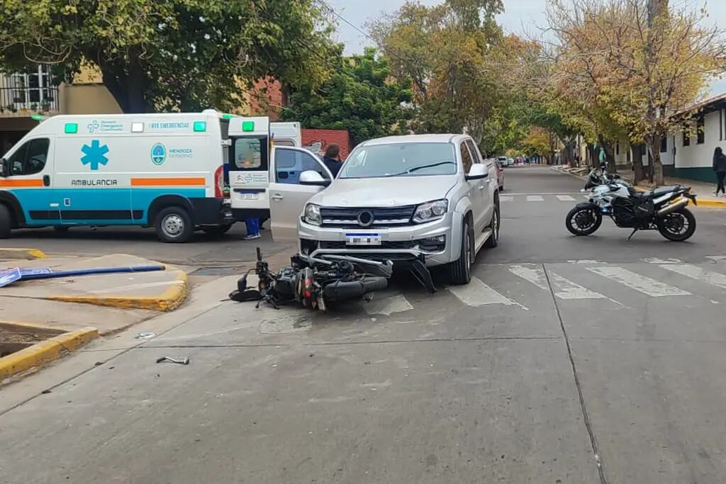 Manejaba una moto sin licencia de conducir en Guaymallén y chocó contra una camioneta
