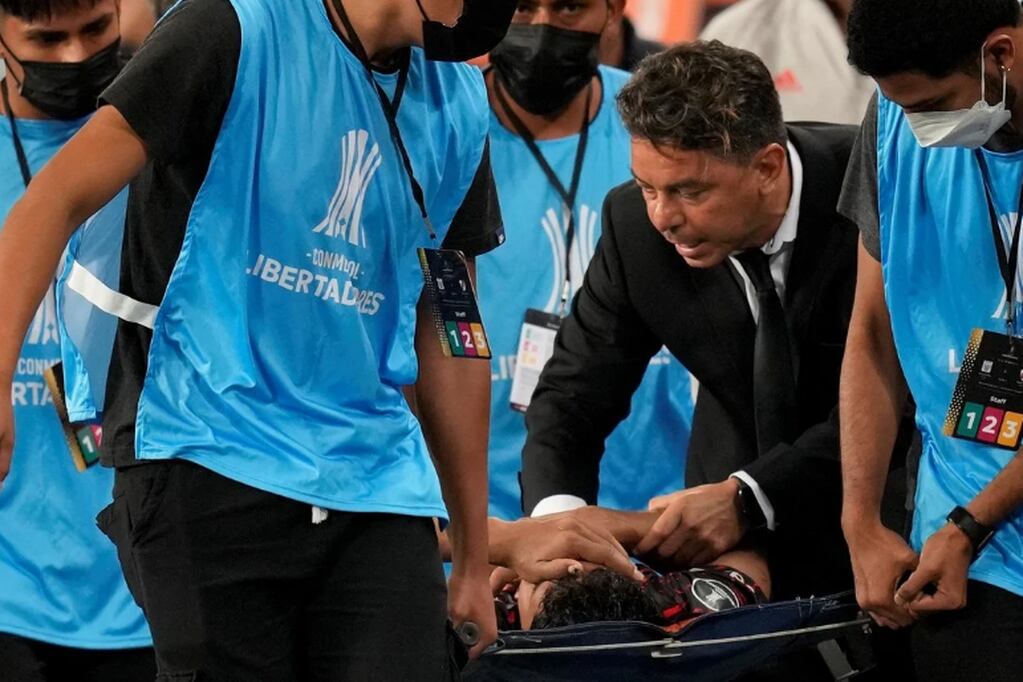 Marcelo Gallardo consuela a Robert Rojas, defensor de River que salió con una grave lesión. / Gentileza.