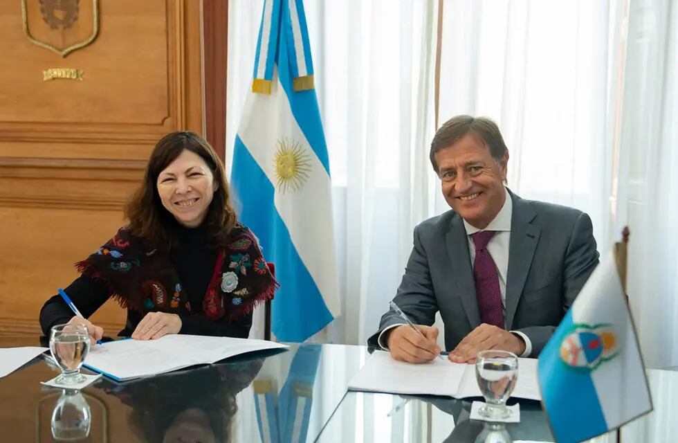 Suarez y Batakis, el 2 de junio pasado, cuando firmaron el convenio por el colector cloacal para Tunuyán.