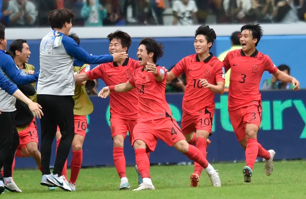 Choi Seok-hyun (4), celebra con sus compañeros tras anotar el gol de la victoria 1-0 ante Nigeria en los cuartos de final del Mundial Sub20, el domingo 4 de junio de 2023 en Santiago del Estero, Argentina.
(AP Foto/Gustavo Garello)