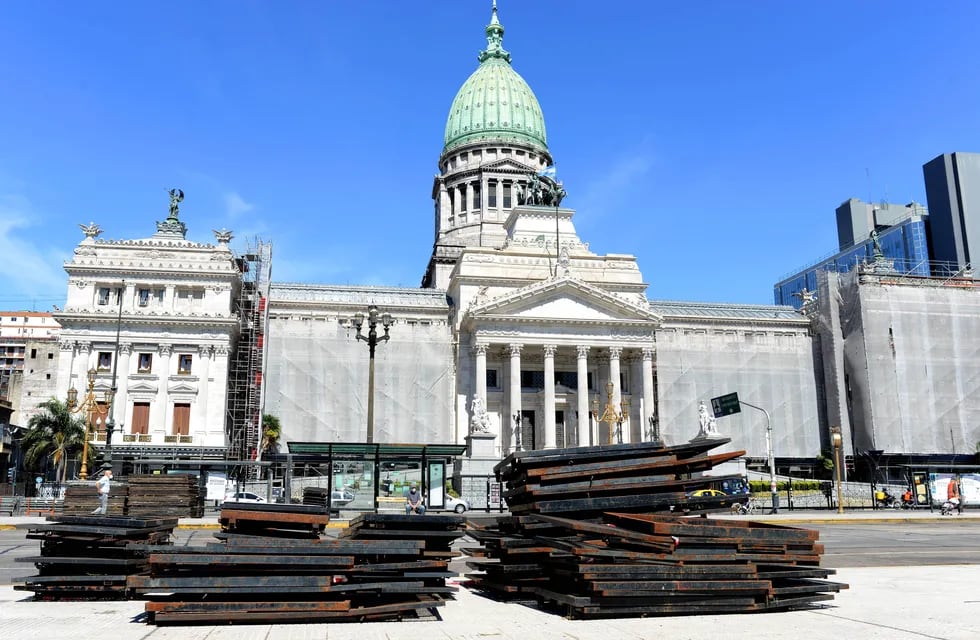 Este lunes comenzaron a instalar las vallas en la plaza del Congreso para separar a “verdes” y “celestes” durante el debate del proyecto, que empezará mañana. Foto: Télam