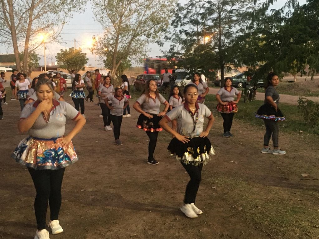 Pasión, tradición, cultura y “bailar para olvidar”, el motor de los hacedores de los Carnavales de Ugarteche. Foto: Los Andes