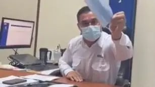 Video: hombre mantiene una acalorada discusión con el gerente de un banco que lo obliga a usar barbijo