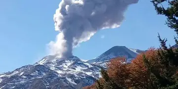 Alerta amarilla para un volcán chileno que limita con Neuquén