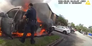 Dramático video: el rescate de un hombre atrapado dentro de un auto en llamas