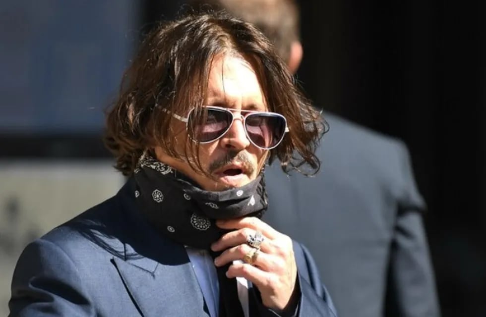 El actor se presentó en los tribunales de Londres donde arrancó el juicio que tiene contra el diario "The Sun"