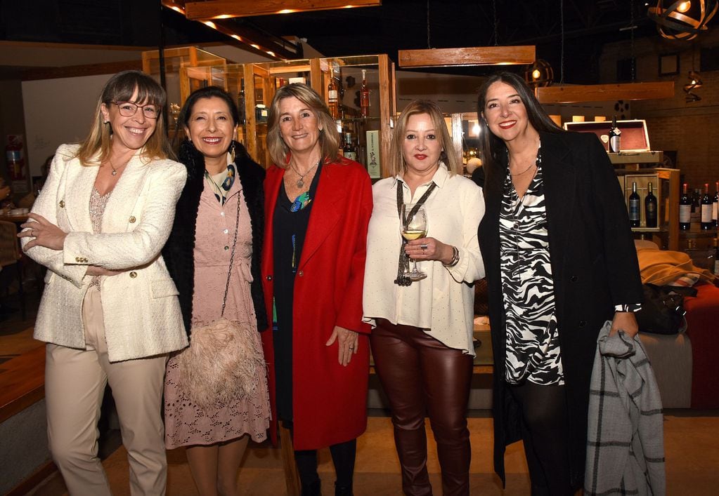 Patricia Sánchez Valkovic, Carina Egea, Claudia Yanzón, Adriana Carrasco y Carla Lladó.