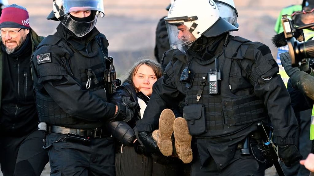 En enero de 2023, Greta Thunberg fue detenida durante una protesta contra una mina de carbón en Alemania. Foto: El País.