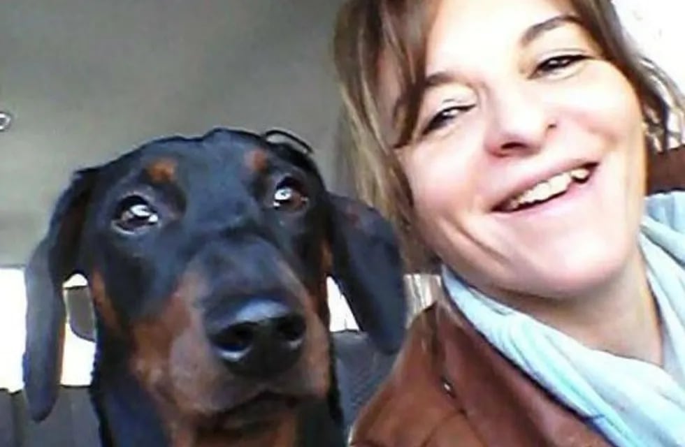 Silvia Colletti junto a Dharma, su perra salchicha. Foto: Web