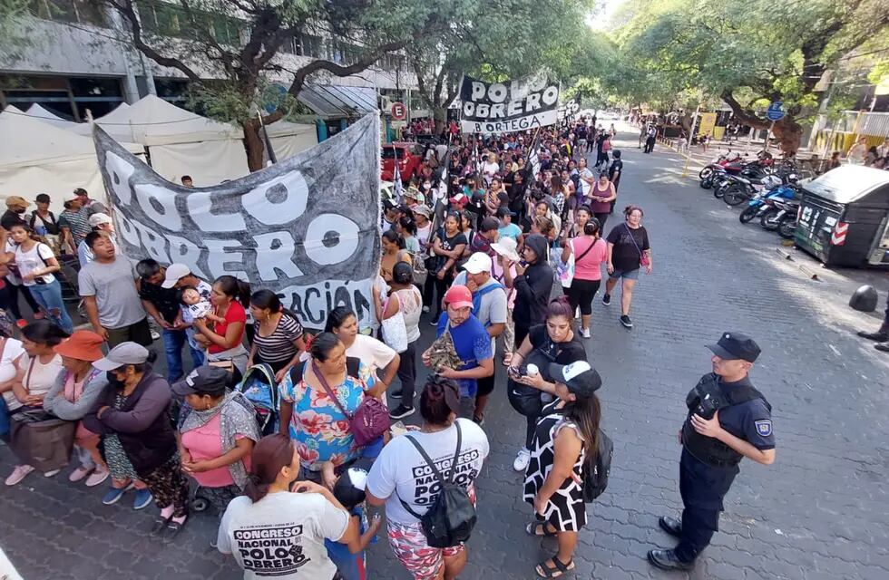 Comenzó una nueva marcha del Polo Obrero por Ciudad. / Foto: Claudio Gutiérrez.
