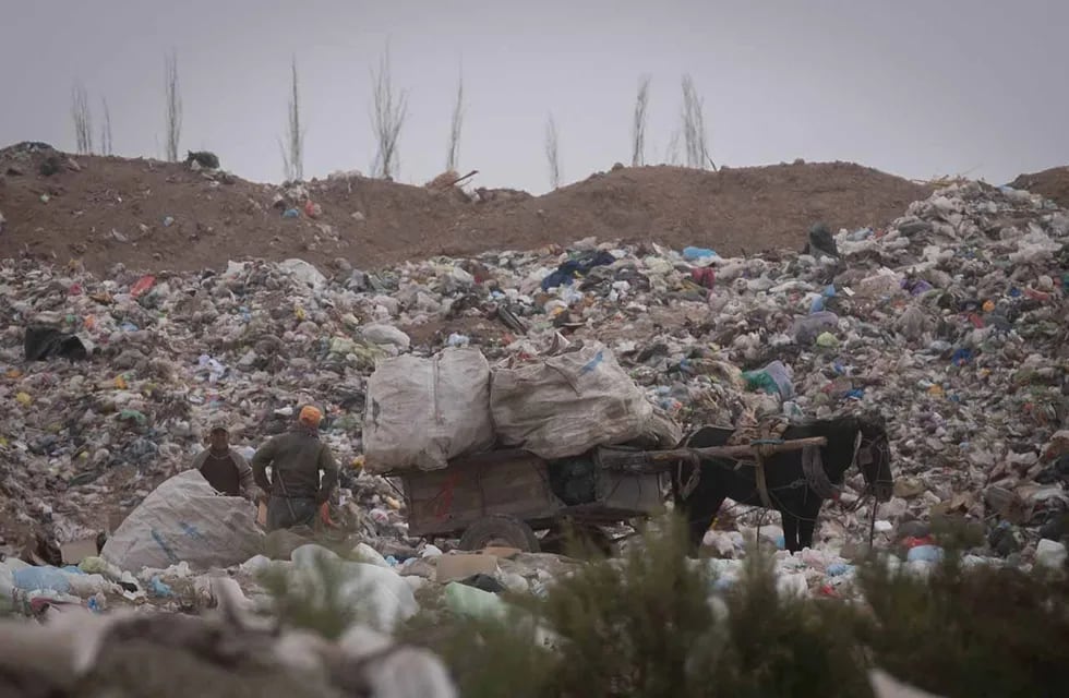 El Gran Mendoza genera 1.290 toneladas de basura por día, el 70% de todo el territorio provincial. Foto: Ignacio Blanco / Los Andes