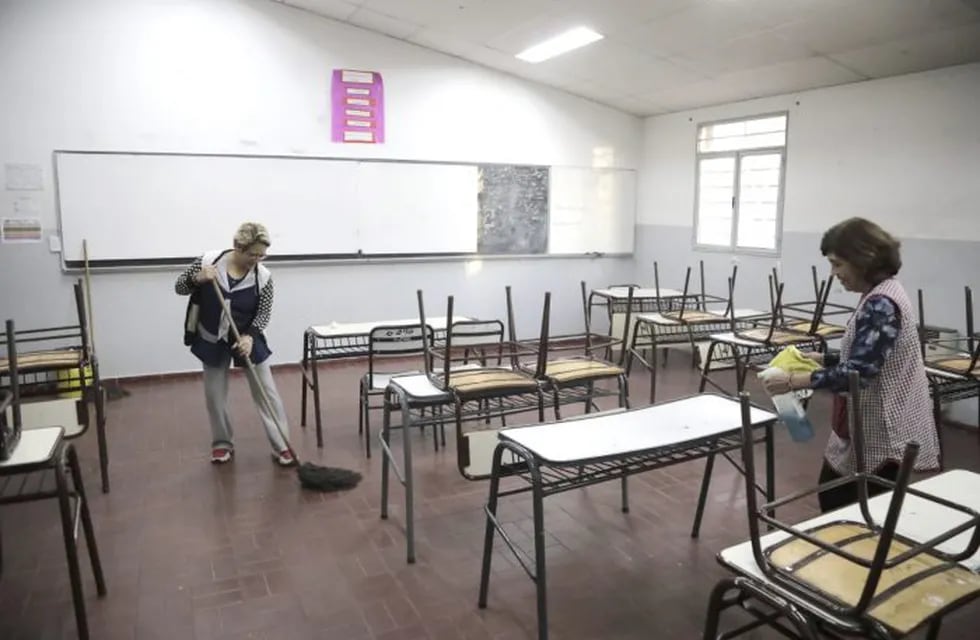 Celadores limpiaron las aulas luego del proceso de elecciones. / Foto: Orlando Pelichotti