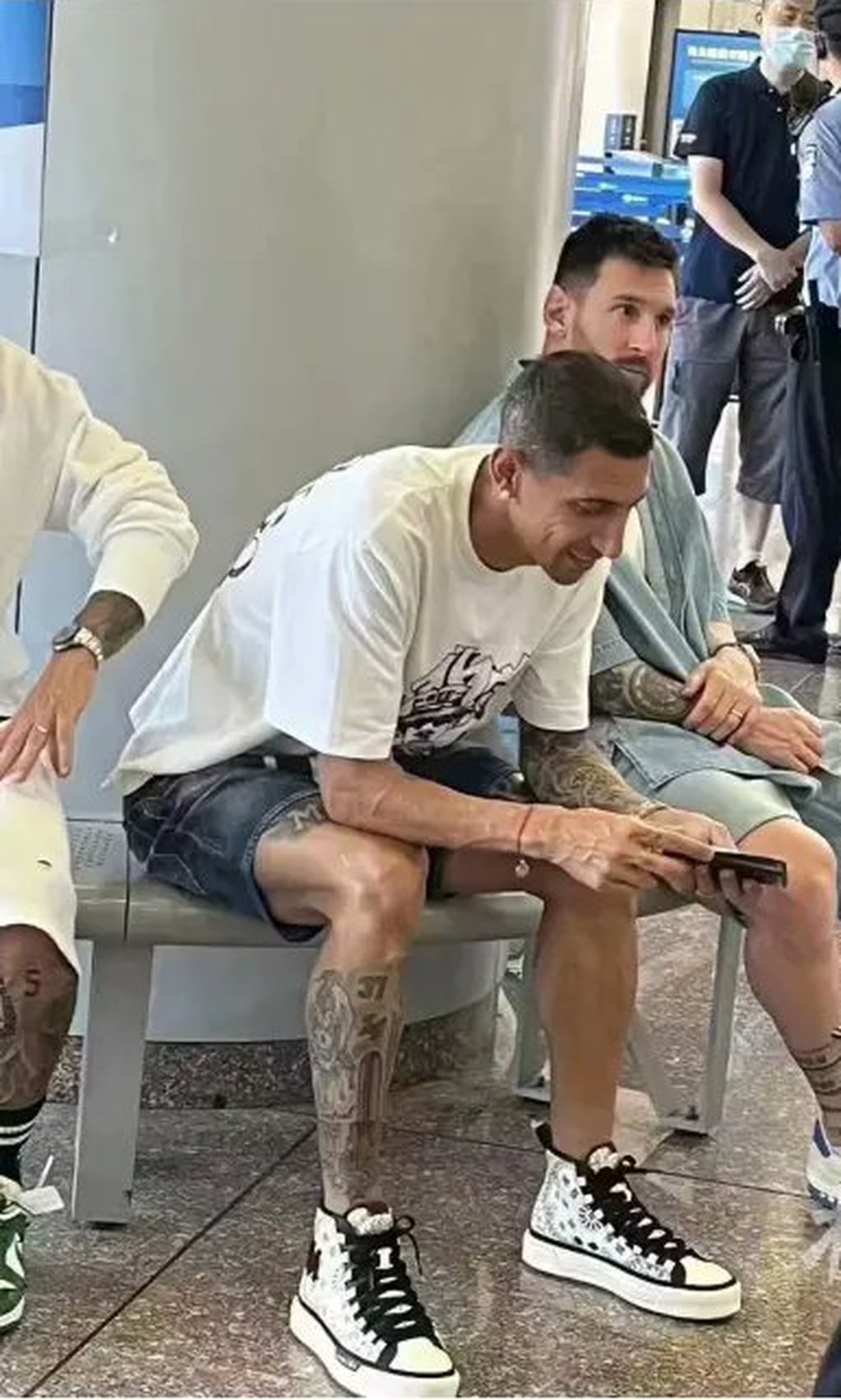 Messi fastidioso tras ser retenido en el aeropuerto