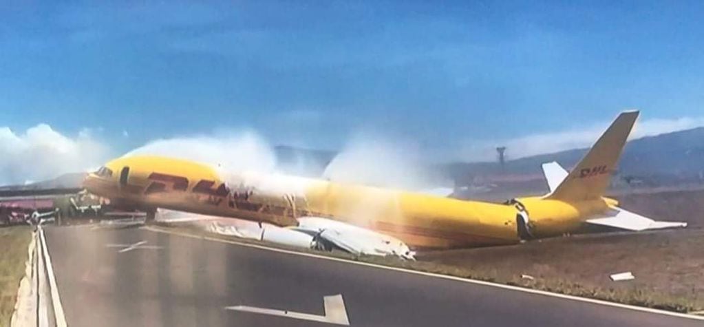 El avión de DHL apenas sufrió el accidente al aterrizar.