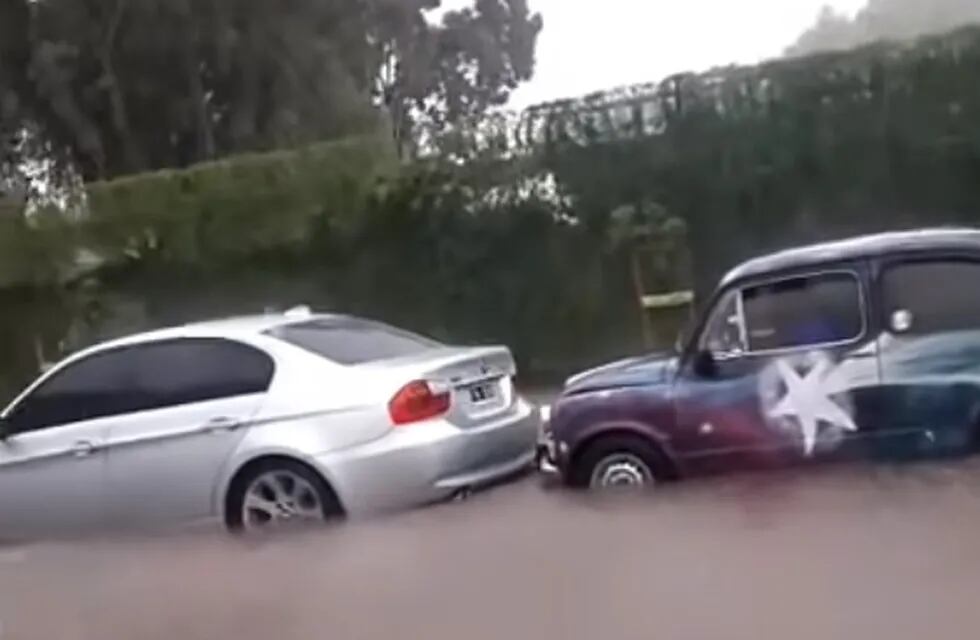 Fierrazo: un Fitito rescató a un BMW que se había quedado atrapado en una inundación