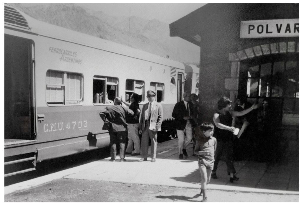 Tren a Chile 
El coche motor Ganz, por partier la Estación Polvaredas.
Colección de fotografías históricas del Ferroclub Trasandino Mendoza
Foto: Orlando Pelichotti