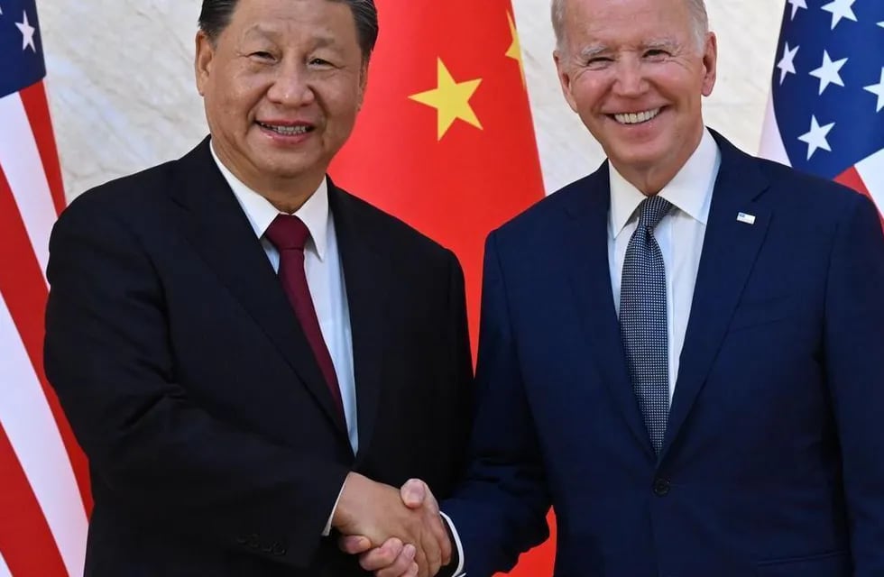 Xi Jinping y Joe Biden, presidentes de China y EE.UU. respectivamente, sonriendo para las cámaras en su primer encuentro presencial como mandatarios en Bali, previo a la cumbre del G20.