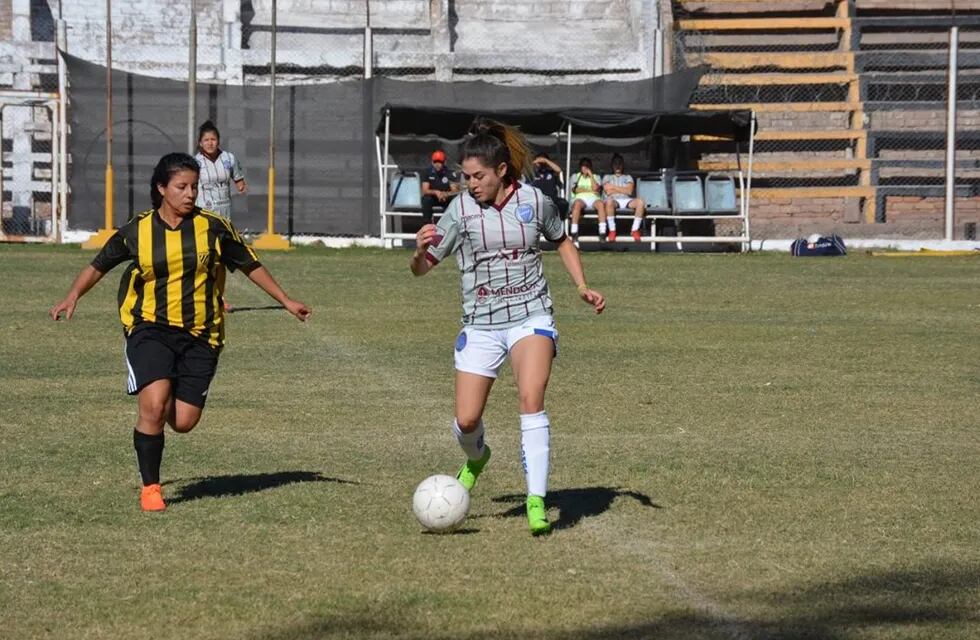 Fútbol femenino: Las Pumas, Godoy Cruz A, Talleres y Gimnasia imbatibles 