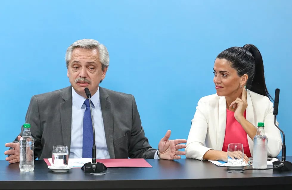 El expresidente Alberto Fernández y la exdirectora del PAMI, Luana Volnovich. Su gestión fue cuestionada por el gobierno de Milei. (Foto Presidencia)