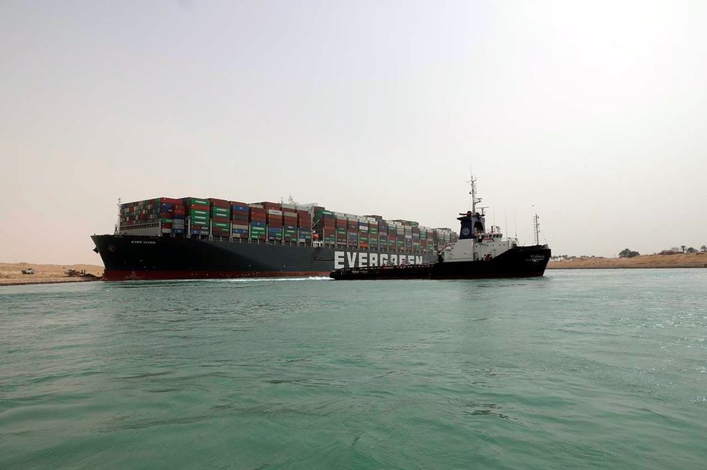 Buque encallado en el Canal de Suez  - 