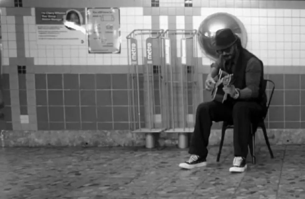 Ricardo Arjona cantó en el metro de NY