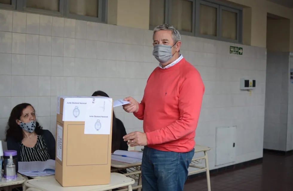 El Candidato Julio Cobos votando en el Instituto Nadino de Ciudad.