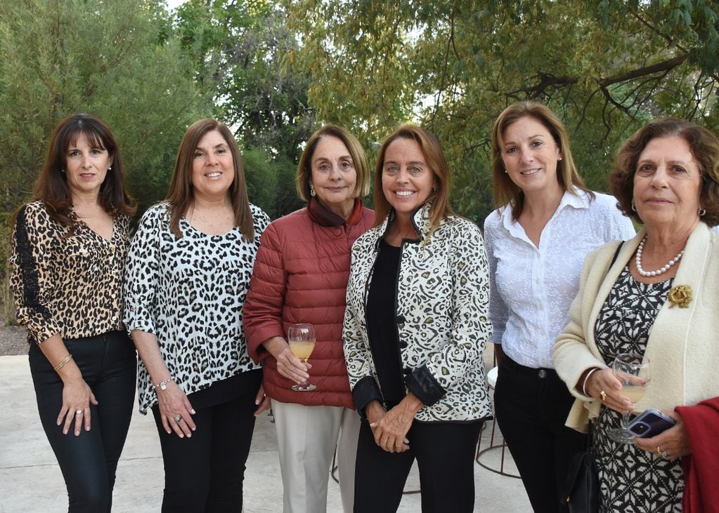 Laura Barta, Ana Gaibazzi, Lucy Pujals, Dolores González Bombal, Carolina Prieto y Liliana Pescarmona. PH Eduardo Dolengiewich.             