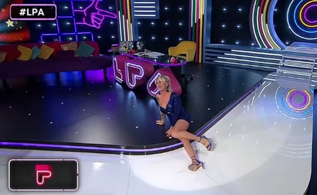 Flor Peña y su caída en pleno programa. Captura video.