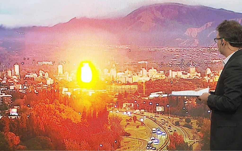 La imagen se asemeja a la de un incendio, pero es un reflejo del sol
