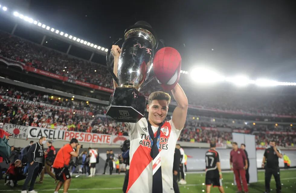 Julián Álvarez con el trofeo de campeón de la Liga Profesional. (Gentileza Clarín)