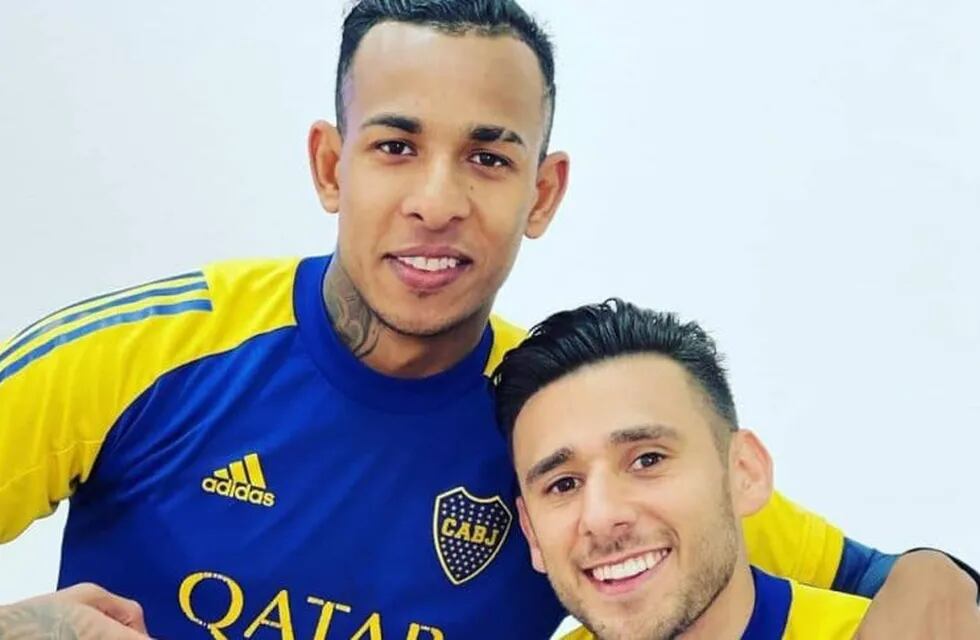 El colombiano Sebasitán Villa se mostró con la ropa de Boca junto a Toto Salvio. / Gentileza.