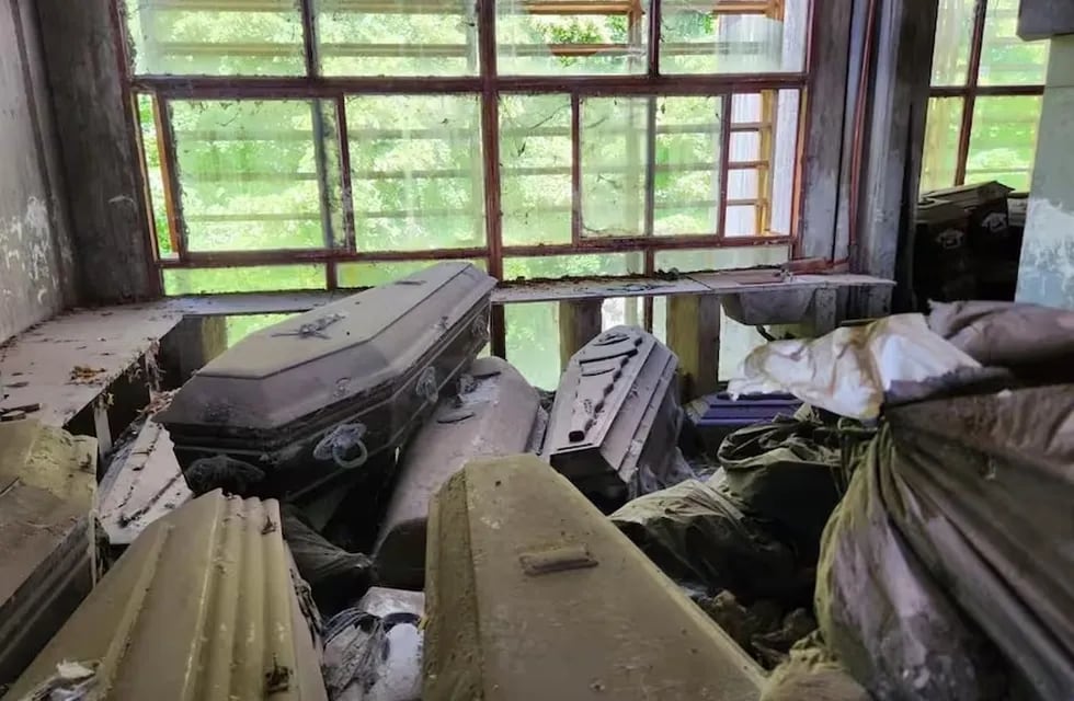 En uno de los depósitos los inspectores encontraron más de 107 ataúdes apilados indiscriminadamente arrumbados y bolsas negras de consorcio con restos humanos. Foto: Municipalidad de La Plata