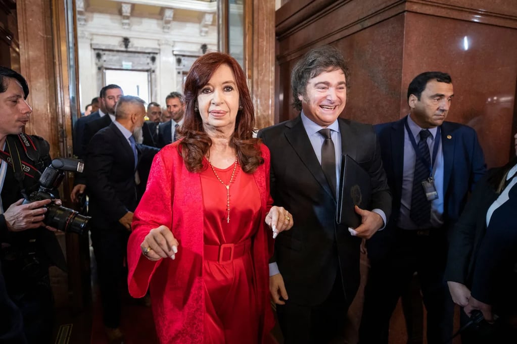 Cristina Kirchner y Javier Milei protagonizaron un tenso cruce en las redes sociales por el decreto del aumento de los sueldos.