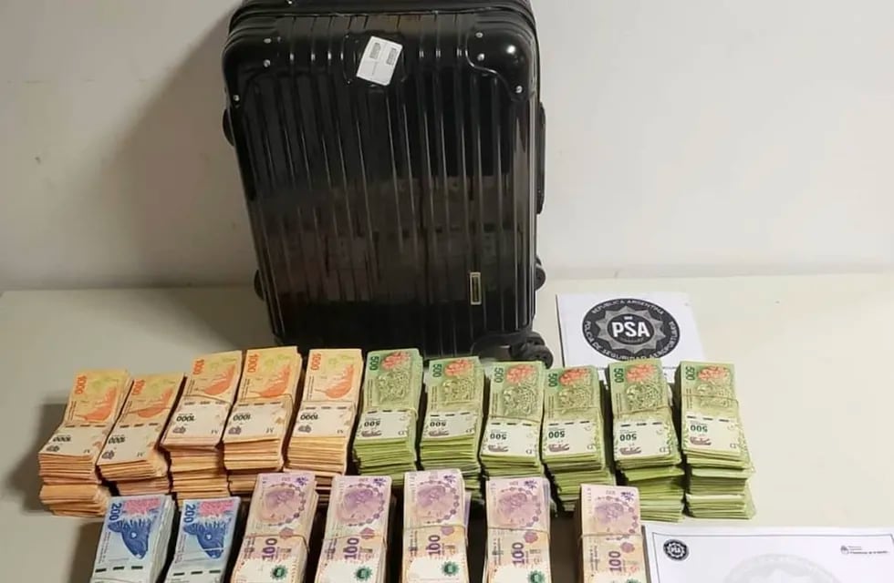 Una mujer fue descubierta con una valija con más de 6 millones de pesos en Aeroparque. Gentileza PSA