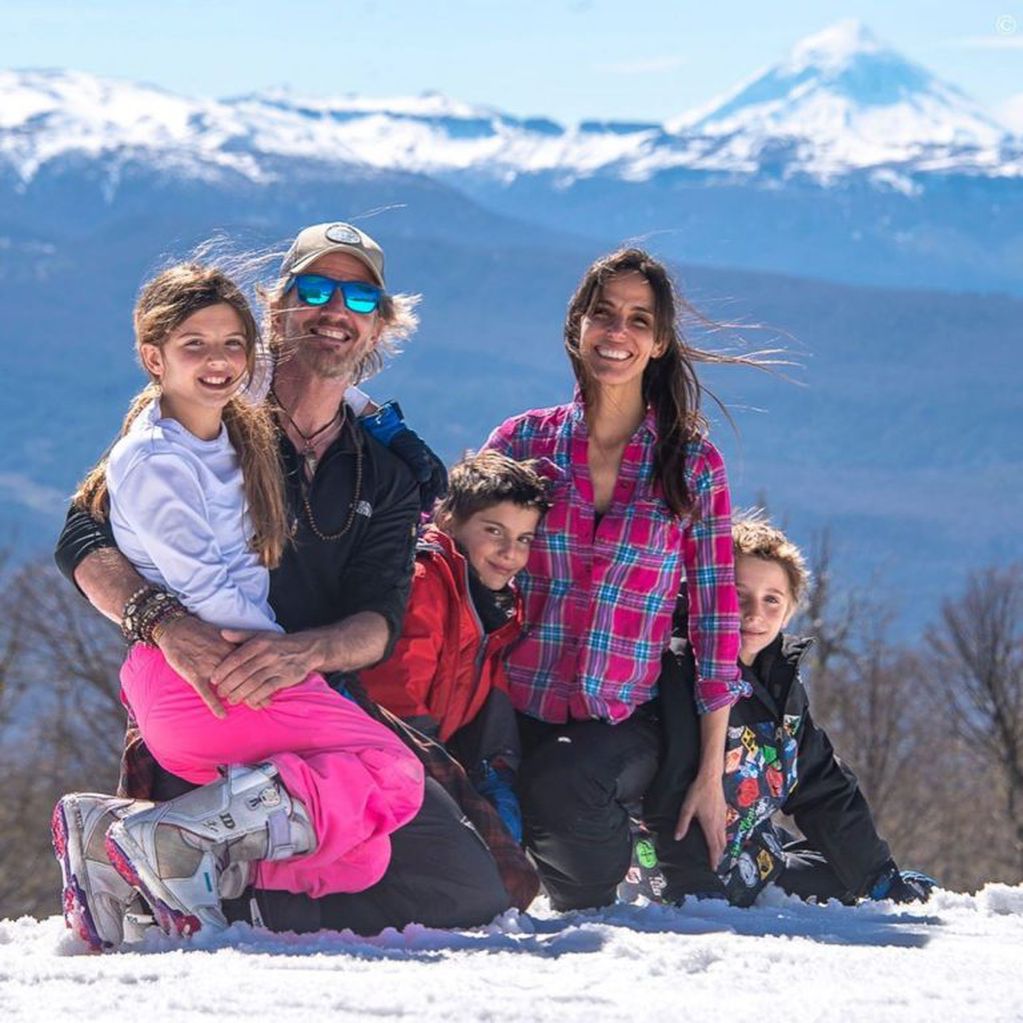 Facundo Arana junto a María Susini y sus tres hijos (Instagram/ facundoaranatagle)
