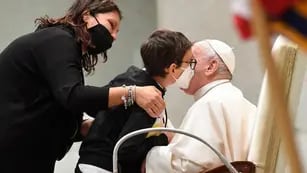 Video: un niño de 10 años se acercó al papa Francisco en plena audiencia y le pidió su solideo
