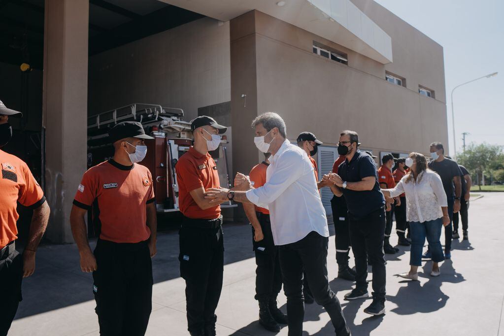 El Gobernador de San Juan, Sergio Uñac, saludando a los bomberos que partirán hacia Corrientes