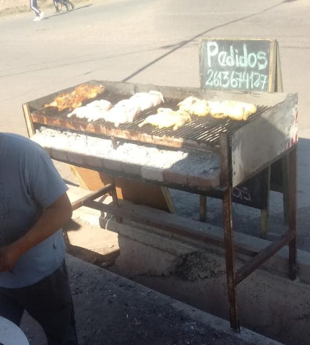 Desde hace un mes y medio, María José y Nahuel venden pollos a la parrilla en el barrio Jazmín (Luzuriaga). Necesitan recuperar la parrilla que les robaron.