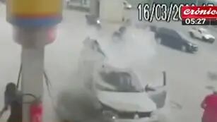 Explotó el tanque de gas de un vehículo en plena estación de servicio