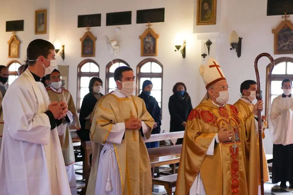 Obispo Taussig con sacerdotes