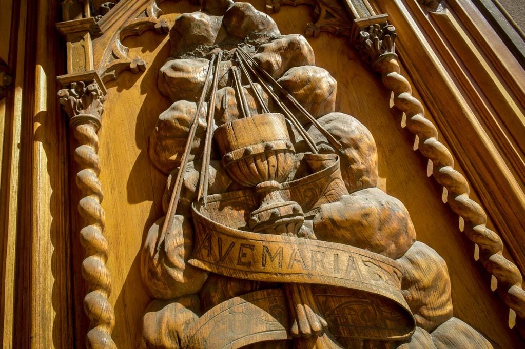 Detalles de la ornamentación del gran portón principal, atribuidas al ebanista italiano Salvatore Barilari.