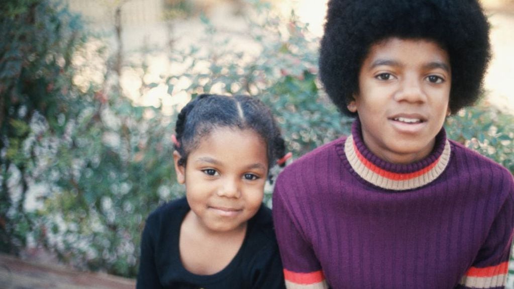 La relación con su hermano Michael Jackson es uno de los focos principales en muchos aspectos.