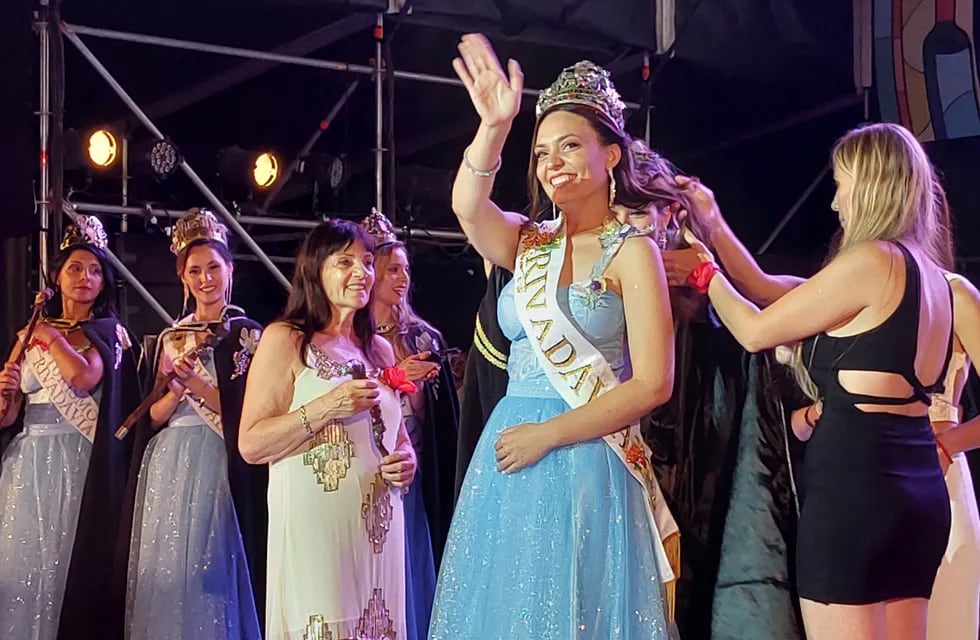 Florencia Lagos, reina de Rivadavia y el saludo al público