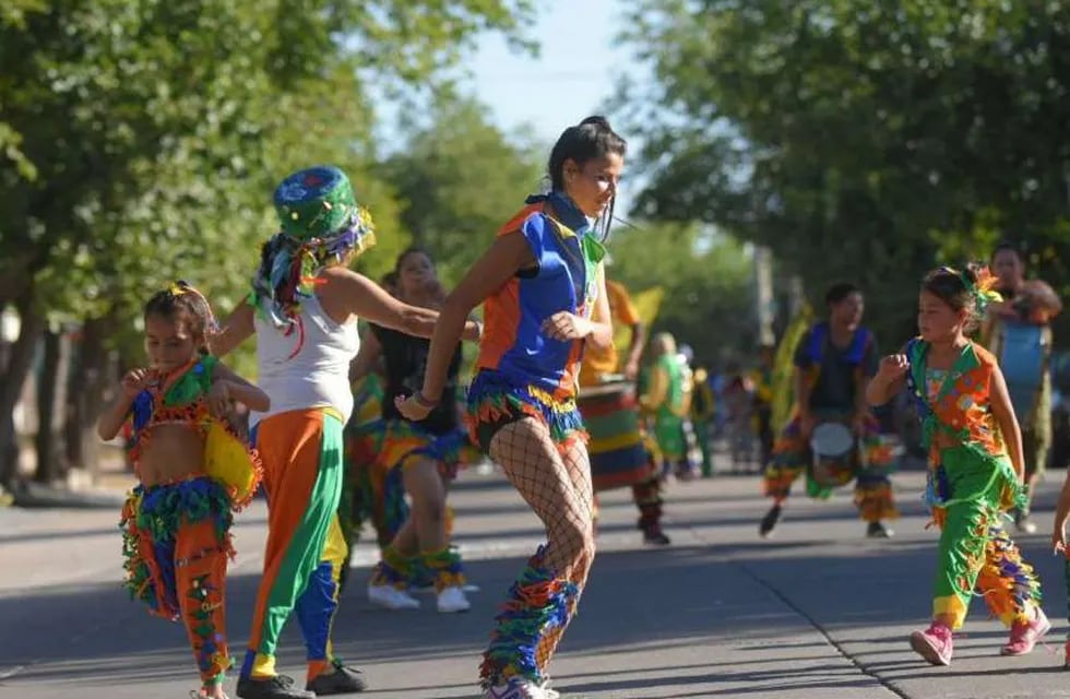Ritmo y el color del carnaval. Foto: Marcelo Rolland / Los Andes
