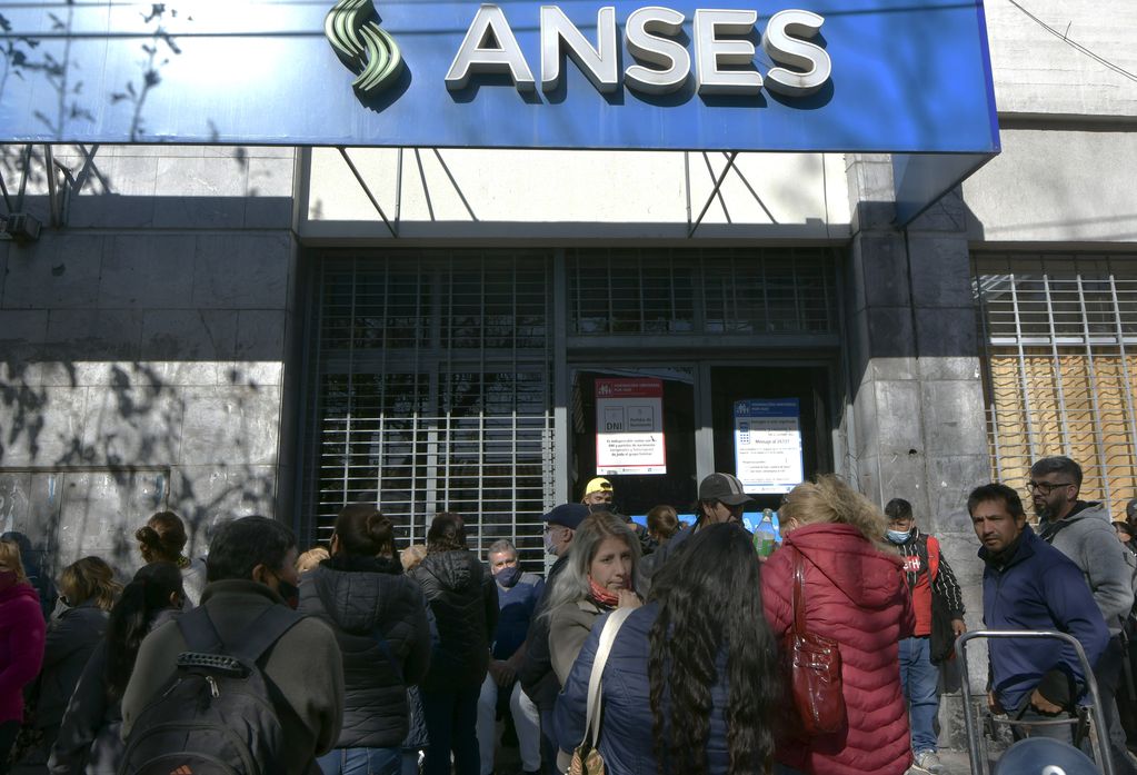 La ANSES finalizó la inscripción al Refuerzo de Ingresos y desde este miércoles se pagarán los primeros $9.000. Foto: Orlando Pelichotti / Los Andes
