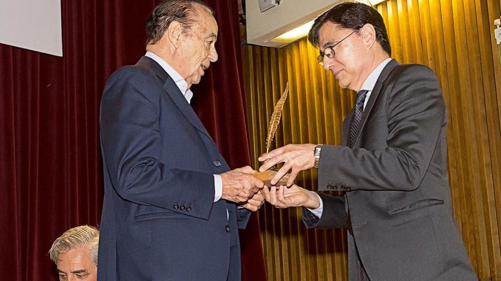 Jorge Fontevecchia, entregando a su padre, Alberto Fontevecchia, el premio 'Pluma de Oro'. / Foto: Gentileza