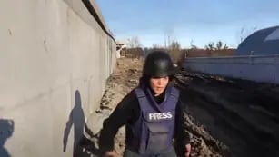 Desesperante video: un grupo de periodistas fue atacado a balazos en Ucrania y escaparon de milagro. Foto: YouTube Sky News.