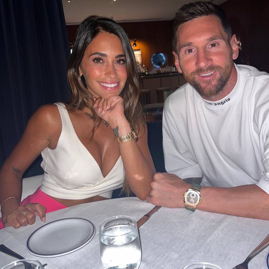 Antonela Roccuzzo y Lionel Messi se sacaron una foto durante una cena juntos.