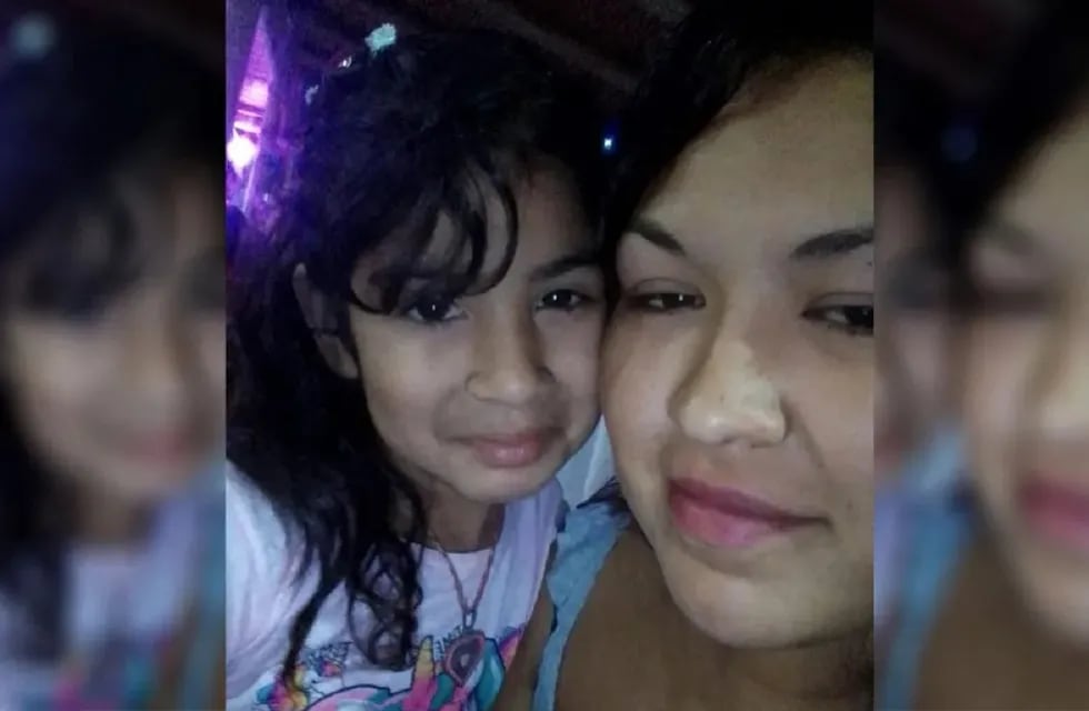 En la foto, Laura Jofré (26) y su hija. La mujer asesinó a la pequeña de 6 años y luego se suicidó en Lavalle. (Facebook)