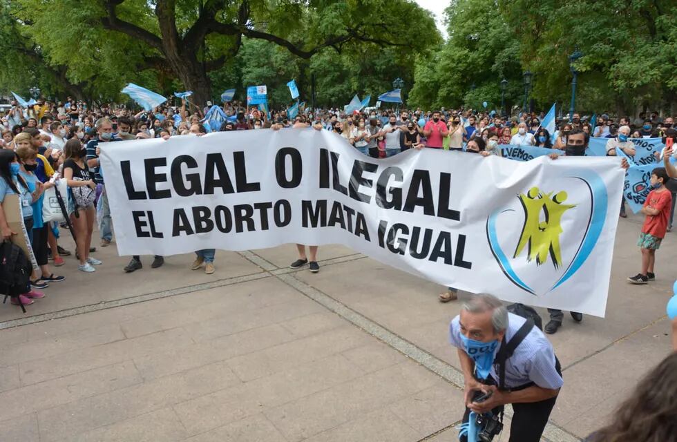 Manifestación de agrupaciones provida en contra del proyecto de aborto legal en Plaza Independencia. Nicolás Ríos / Los Andes